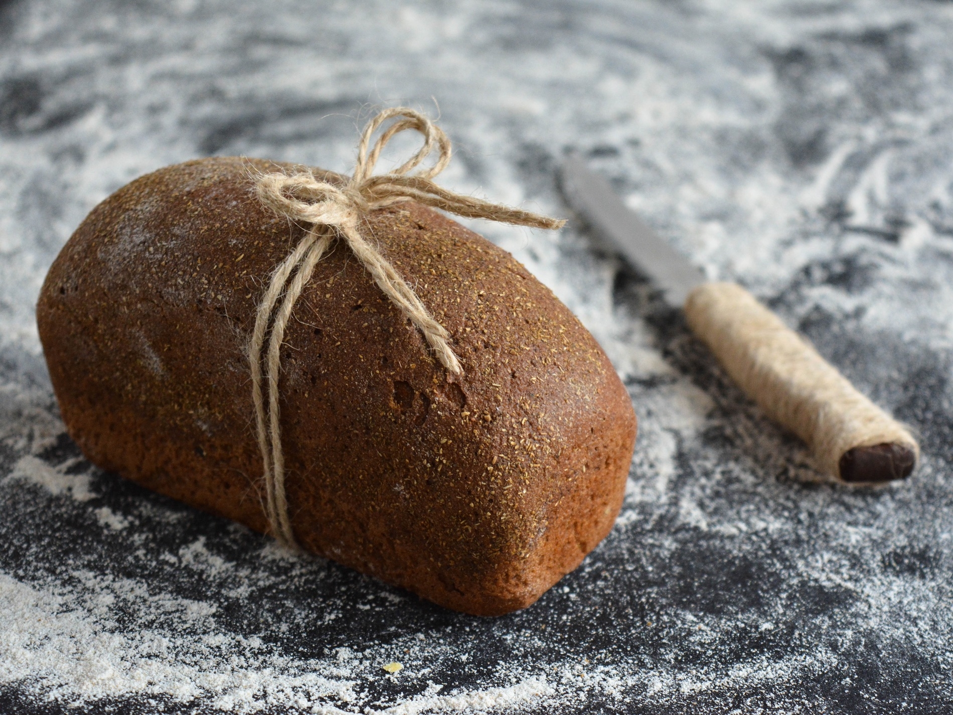 Бородинский хлеб. Ржаной хлеб с чесноком. Приправа на Бородинском хлебе. Бородинский хлеб фото. Бородинский хлеб на дрожжах в духовке